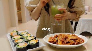 vlog  잘 챙겨먹는 집순이가 몸매 유지하는 방법 ? 닭가슴살 야채김밥과 매콤한 오징어볶음 건강한 두부면볶음면 과카몰리 샌드위치 레시피