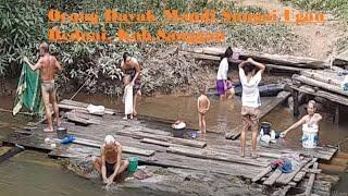 Orang Dayak mandi di Sungai Ungan #Budaya #orangdayak #budayaborneo #kalimantan