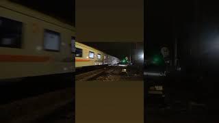 CC 206 13 21 PWT - KA 119 Wijayakusuma melintas langsung Stasiun Wonokromo 27 Januari 2024