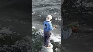 Mira este pescador profesional lanza la línea con técnicas depuradas y vea como pesca al final