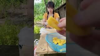 旅游在 西双版纳的 大山里 遇到了 吊脚楼里 生活的美女   #西双版纳 #中缅边境#六国交界#老挝山#记录真实生活 #乡村守护人 #我的乡村生