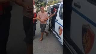 I vuri flakët pyllit me pisha në Laç arrestohet autori momenti kur shoqërohet nga policia