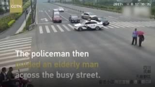 polisi aneh bikin ribut di jalan