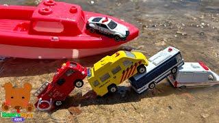 Lets Play in the River Police Car Rescues Drowning Cars with Fire Truck【Kumas Bear】