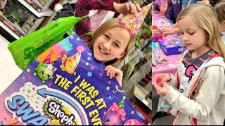 LITTLE GIRL TO SHY TO TRADE AT TOYSRUS SHOPKINS SWAPKINS SEASON 7 PARTY