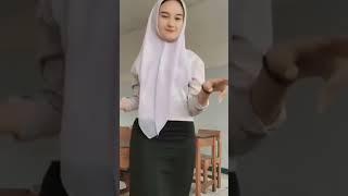 TikTok Cewe SMA Rok Ketat Licin yang SEKSI MENGGODA  Rok KeTaT