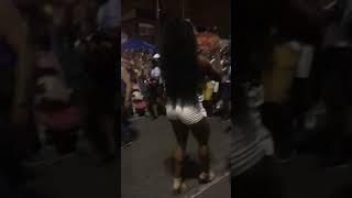 Bianca Monteiro samba no ensaio de rua da Portela