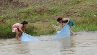 Etekle Suda Balık Avlayan Asyalı Güzel Kadınlar