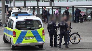 Polizei ahndet Rotlichtverstoß eines Radfahrers am Bonner Hauptbahnhof am 17.04.23