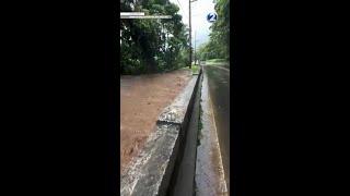 VIDEO Cars stalled on flooded roads in Waikane 15 escorted by HFD