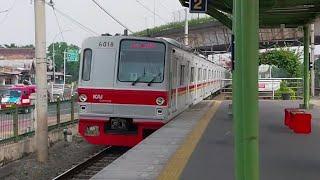 Ramai Sekali KRL Dan Kereta Api di Stasiun Klender Baru Ini