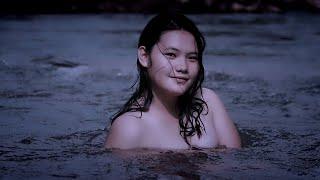 Nkauj Mab & Nkauj Hmoob Da Dej Ua Ke  Hmong and Thai girls take a bath together in the river