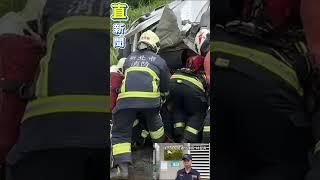 濱海公路化學槽車翻覆！駕駛受困變形車體　驚悚車禍畫面曝光｜三立新聞網 SETN.com #shorts