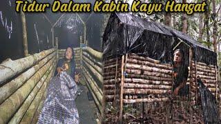 Berkemah Saat Hujan Deras Tidur Dalam Rumah Kabin Kayu Hangat Mencari Makan Dari Hutan