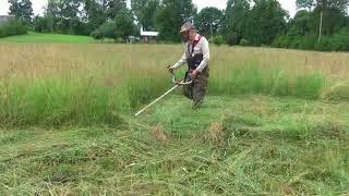 Покос травы при помощи триммера
