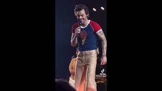 Harry Styles reading signs - Love on tour - best signs funny moments