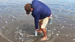 El pescador saca la carnada de la playa lo coloca en en anzuelo y logra capturas excelentes