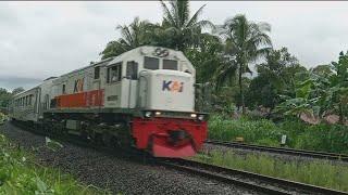 Kereta api ngebut dari timur saat hujan gerimis