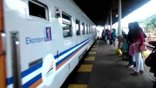 kereta api lokal cibatu masuk stasiun cimahi