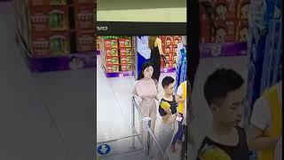 超市监控无意中拍到的乳摇巨乳 亚洲人身材能如此完美不常见 可以直接做AV了