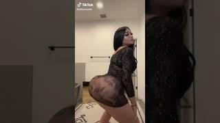 DELICIOSA PERRITA MOVIENDO SU CULOTE