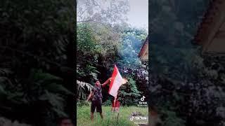 Bantu viralkan  Seorang Lelaki Membakar Bendera Merah Putih