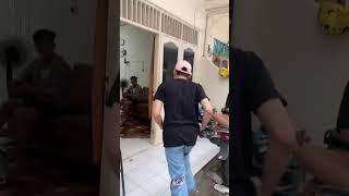 prank kurir bar bar kempesin ban motornya .