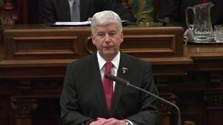 Michigan governor apologizes for water crisis