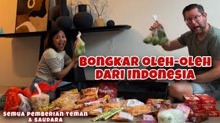 BONGKAR OLEH-OLEH DARI INDONESIA PEMBERIAN TEMAN TEMAN & SAUDARA