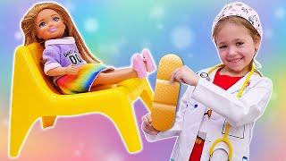 Челси на приеме у врача — лечим кукол Барби в Мегаклинике Игры в больничку для детей