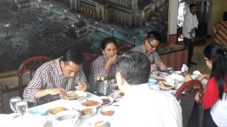 FULL Jokowi Makan siang sekeluarga secara sederhana di restoran Muslim Rembulan Brastagi