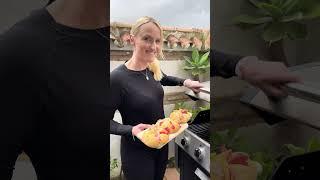 Gespickte Broetchen  Die Frau am Grill