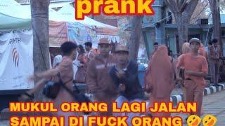 Prank tonjok orang gak di kenal auto di tonjok beneran  prank Indonesia