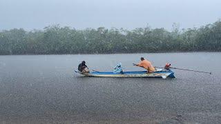 ត្រីកន្ត្រប់តាមកោះធំៗណាស់ AMAZING Beautiful Net Fishing Under  Heavy Raining on Island 4K VIDEO