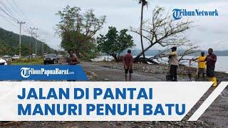 BERITA FOTO - Kondisi Jalan di Pantai Maruni Manokwari Dipenuhi Batu dan Pasir Akibat Ombak Tinggi