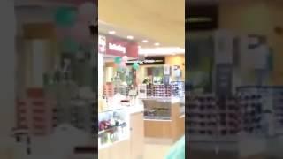 Kejadian rompakan bersenjata kedai emas di Tesco Puchong.