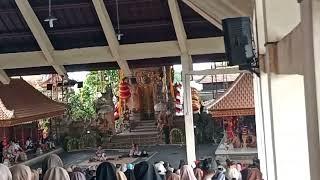 KESERUAN NONTON BARONGAN BALI INDONESIA