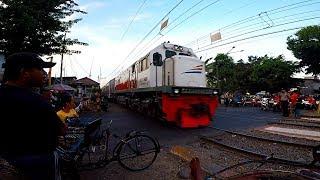 HIDUP BARU ? Perlintasan Kereta Api KRL Pademangan Jakarta Utara