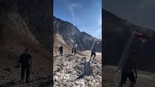 Kawah gunung  yang besar dan luas