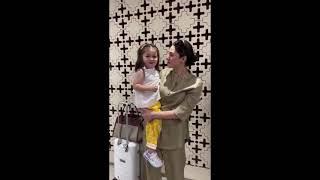 Adorable video of #MahiraKhan with a cute little fan 