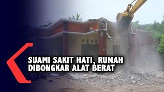 Disaksikan Ratusan Orang Suami yang Istrinya Selingkuh Bongkar Rumah Pakai Alat Berat