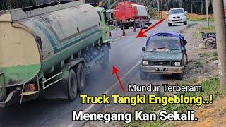 Truck Tangki Engblong Dua Mobil Langsung Jadi Saksih Di Bukit Kodok.Truck Trailer Trailer Menanjak..