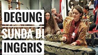 Bule Cantik Main Gamelan  Gamelan Sunda di Inggris Goyang Karawang  Simon Cook Inggris