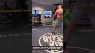 Tyson Fury sparring with Usyk in the gym today…