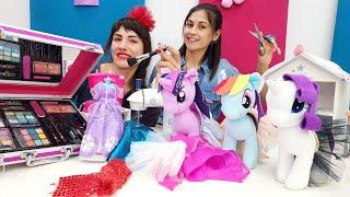 Ayşe VS Ümit - Ponyler için elbise dikip makyaj yapıyoruz - Moda evi ve Güzellik salonu oyunu