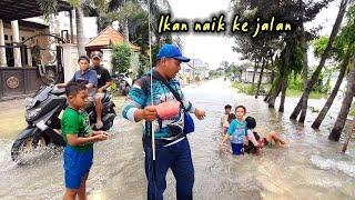 HEBOH BANJIR LAMONGAN Mancing depan rumah warga jadi sarang ikan