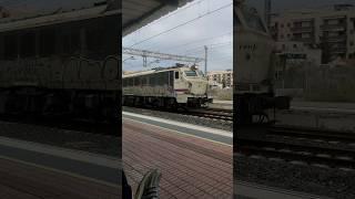 Przejazd  towarowy  908 Kierunek Barcelona stacja Torredembarra #train #fasttrains  #fast #shorts