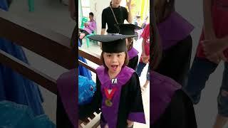 Ketika Papa Mau Pakein Baju Wisuda Ara. Bagas Malah Ambil Hp Papa ‍️‍️