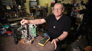 Człowiek który naprawia stary sprzęt audio-wideo