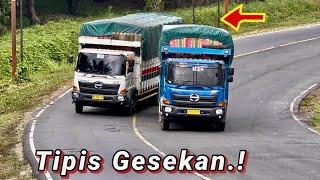 Tipis Gesekan. Truk Trailer Mengejutkan Fuso The Great Oper Pinggang Di Tanjakan